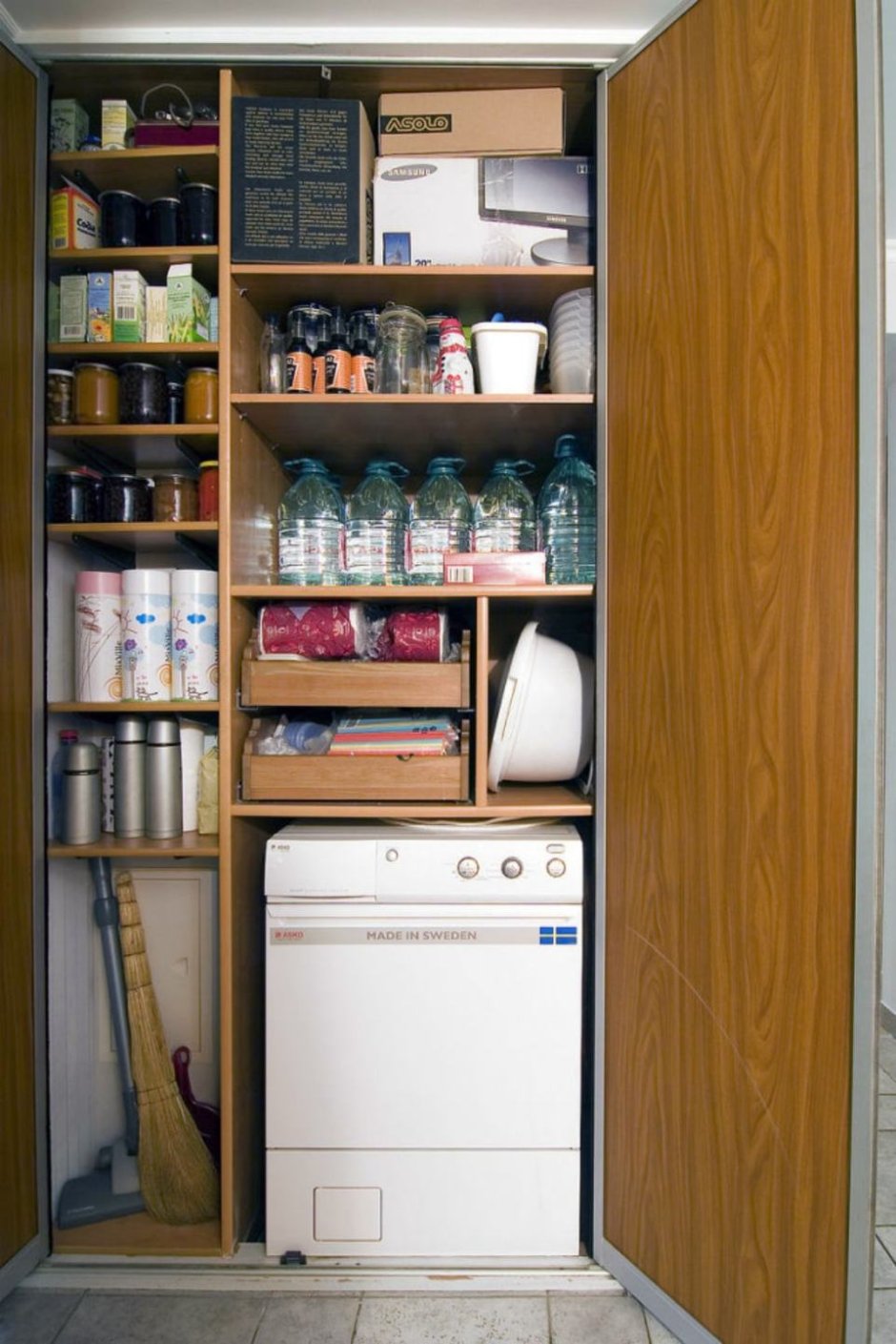 Хозяйственный шкаф со стиральной машиной