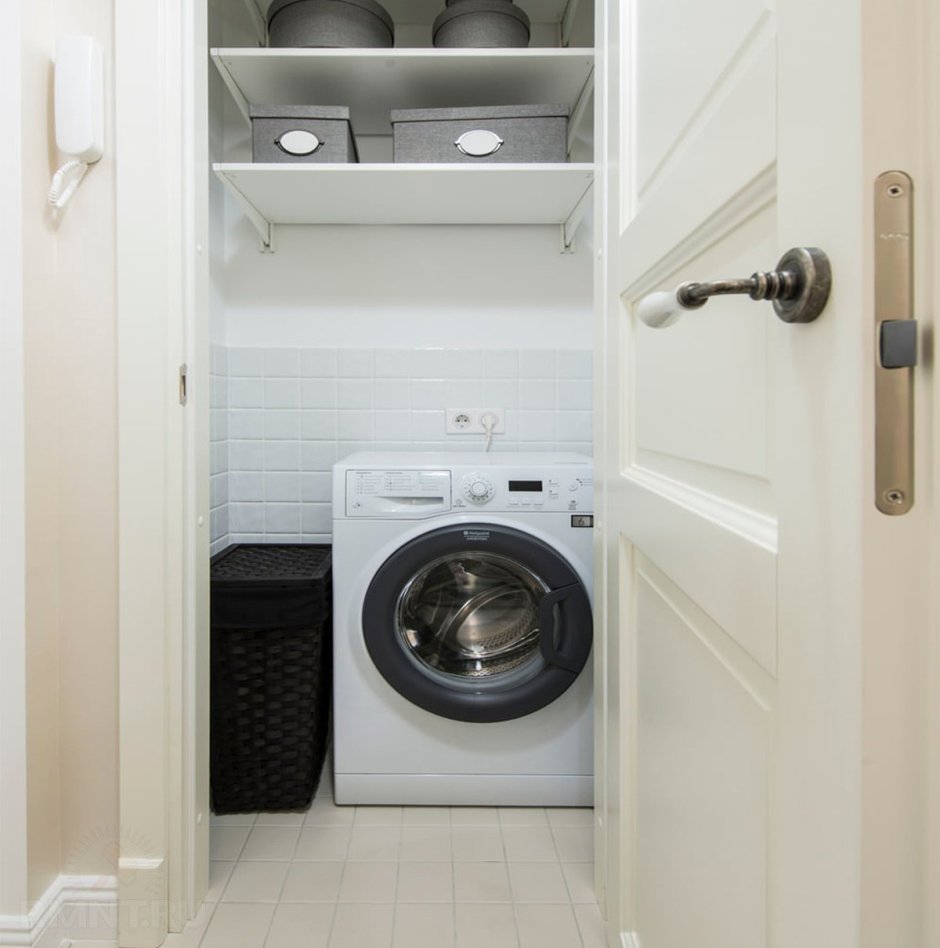 Стиральная машина в кладовке