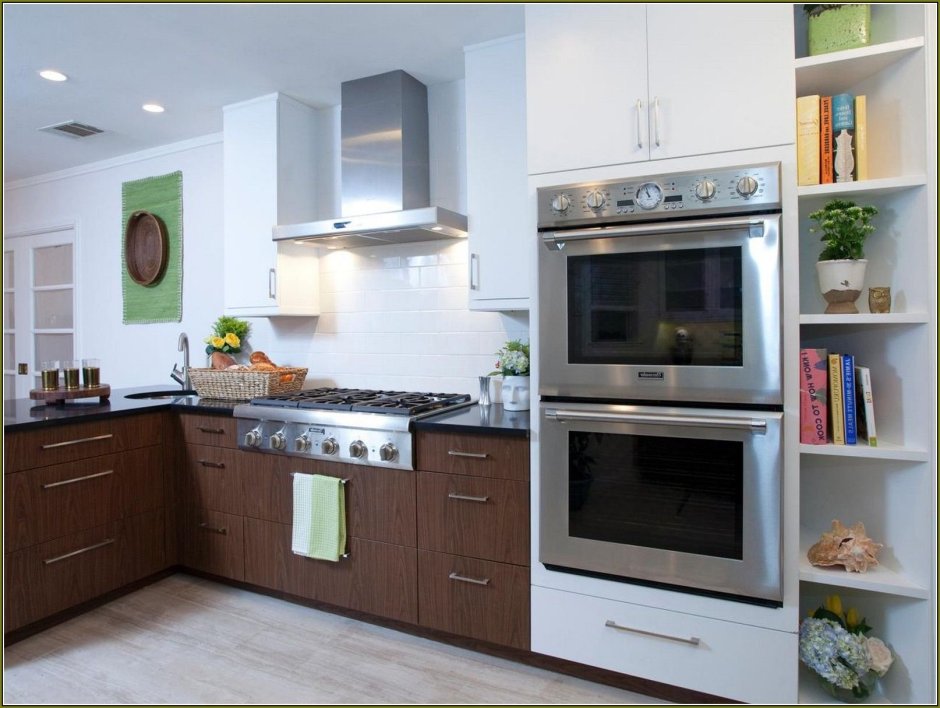 Кухонный гарнитур со встроенной техникой