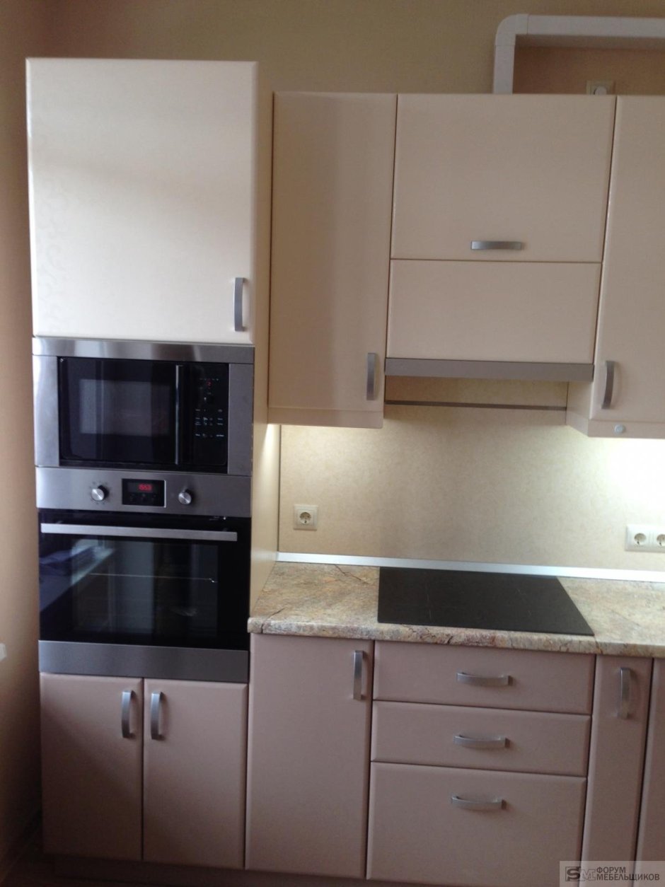 Кухонный гарнитур с пеналом под духовой шкаф