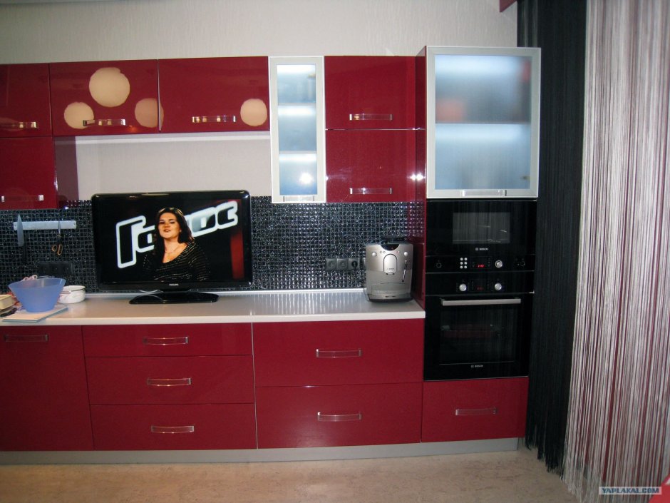 Прямая кухня с пеналом под духовой шкаф и микроволновку