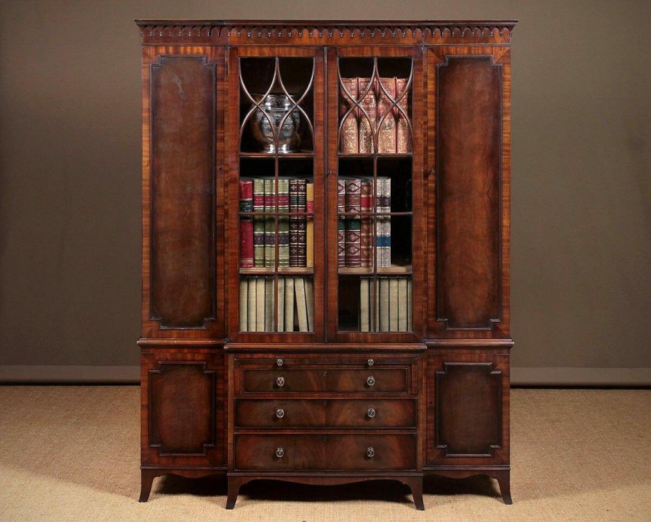 Старинный шкаф