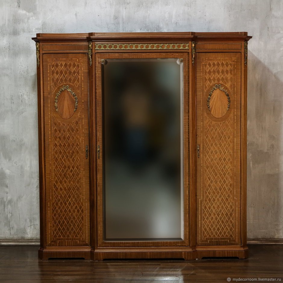 Антикварный шкаф