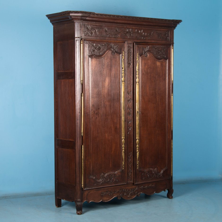 Старинный шкаф