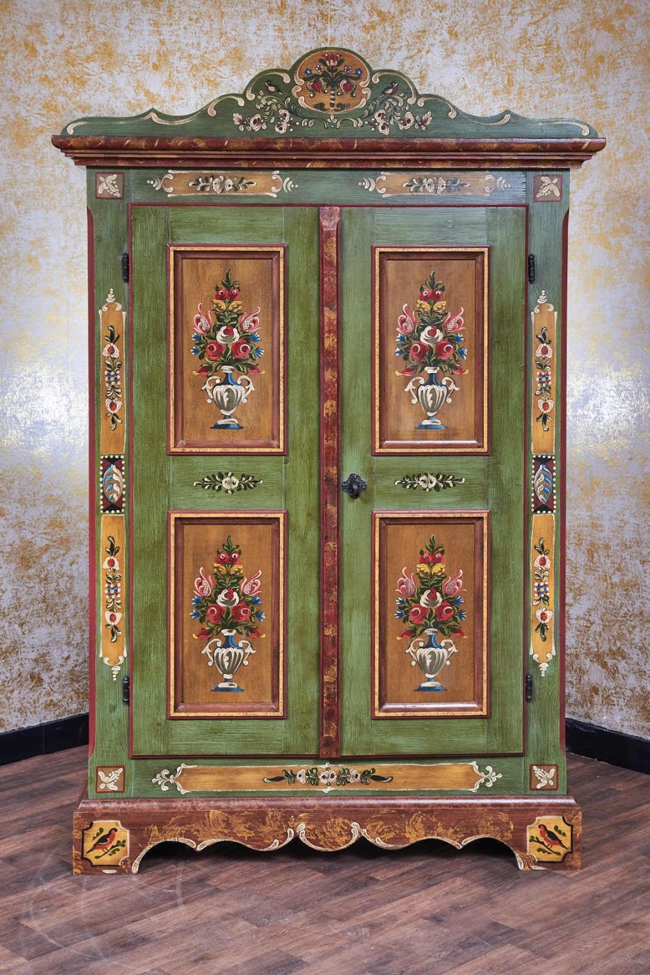 Винтажный книжный шкаф