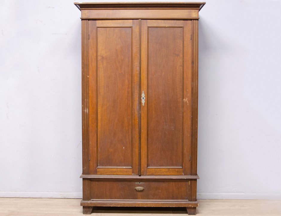 Старинный шкаф