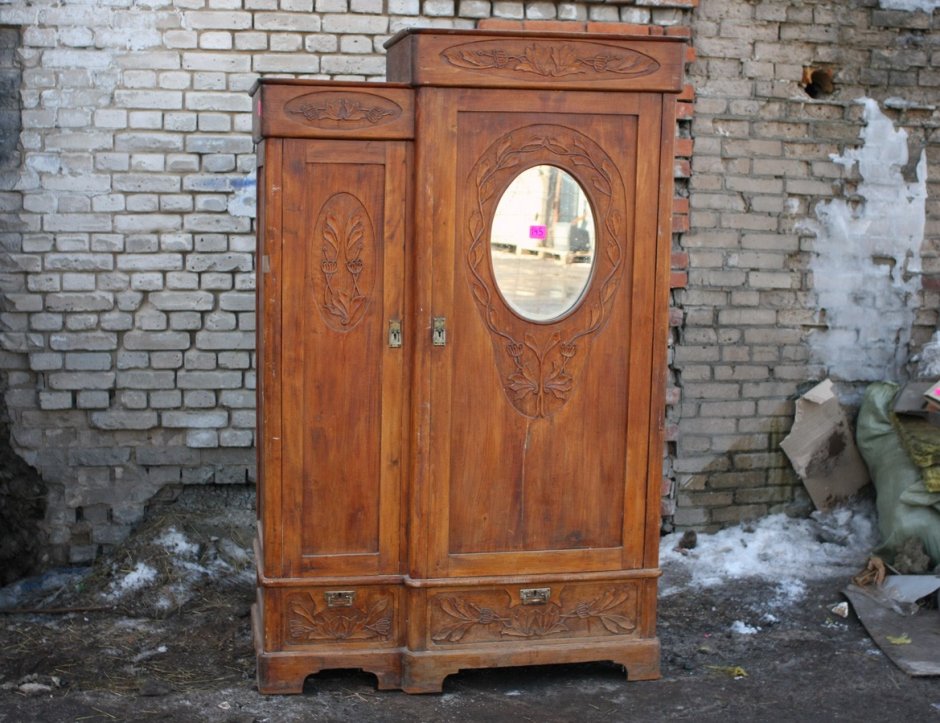 Шкаф в готическом стиле