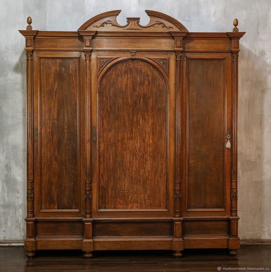 Старинный шкаф