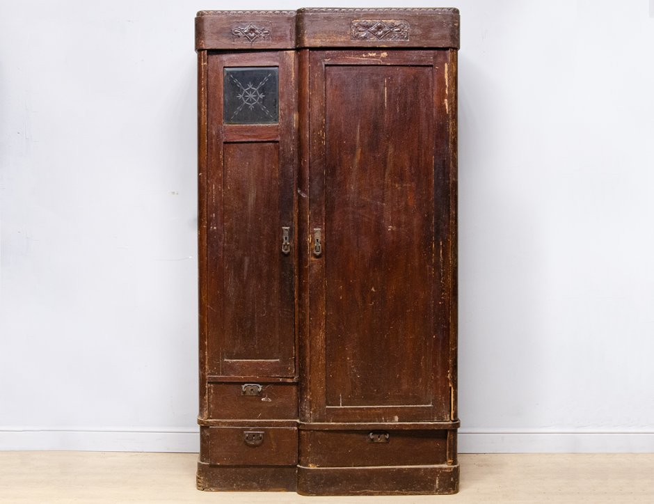 Старинный шкаф в интерьере в прихожей