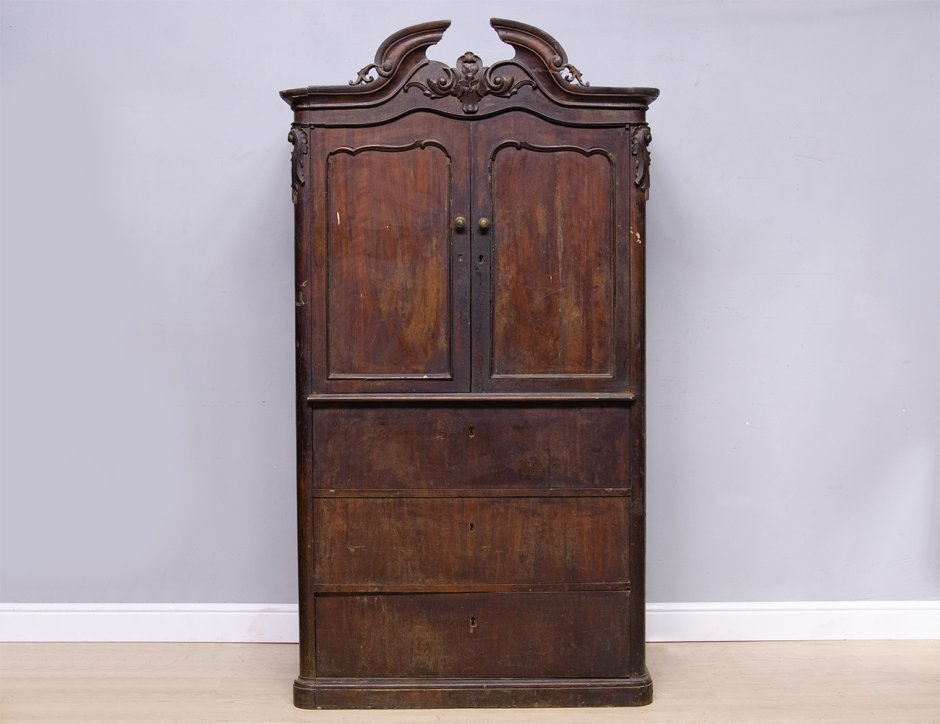 Старинный платяной шкаф