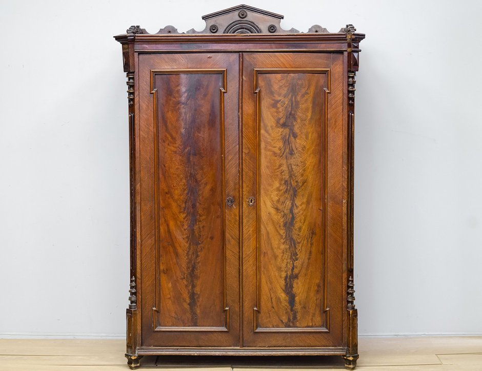 Старинный шкаф пенал