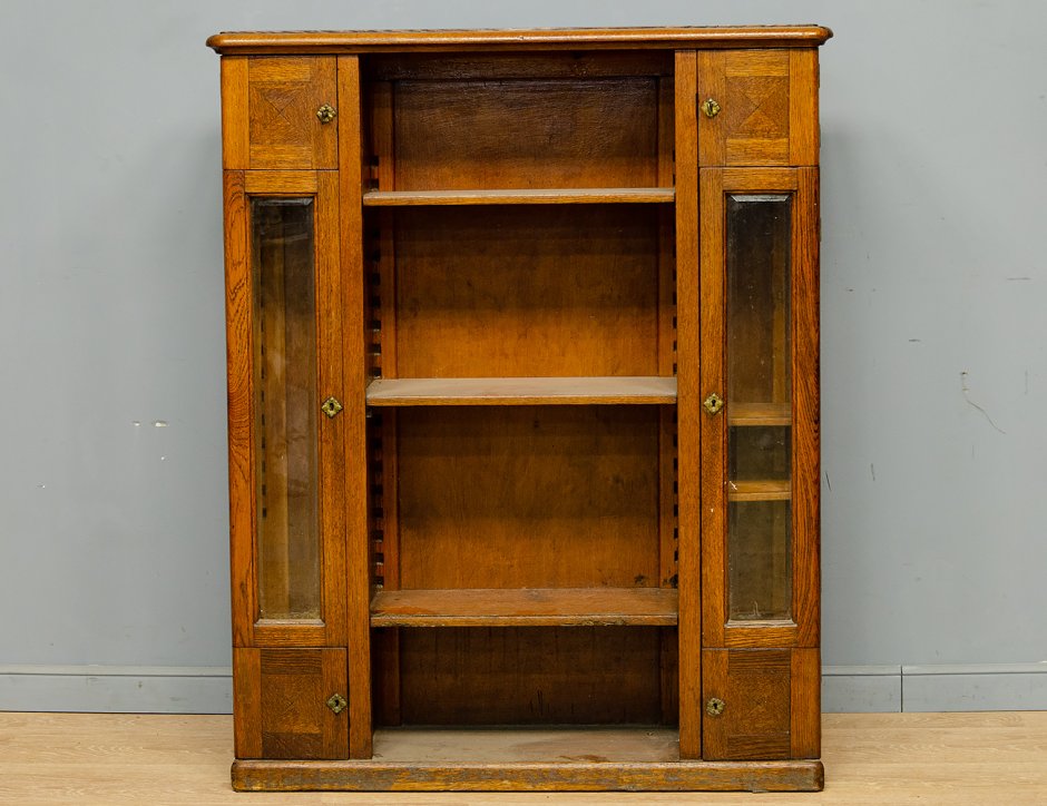 Резной шкафчик