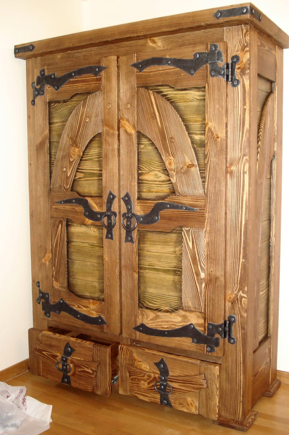 Старинный кабинетный шкаф