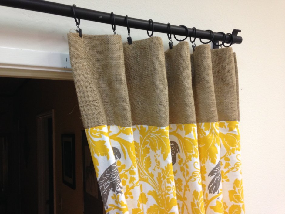 Желтые шторы на кольцах