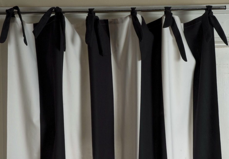 Примерочная черно белые шторы
