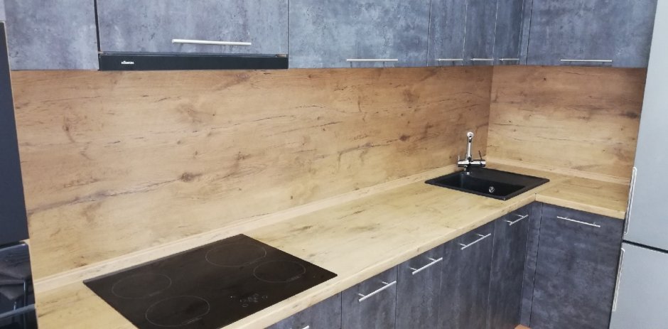 Белая кухня со столешницей дуб сонома