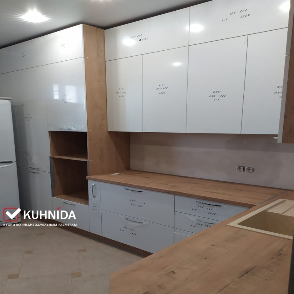 Кухня в сером цвете с деревянной столешницей