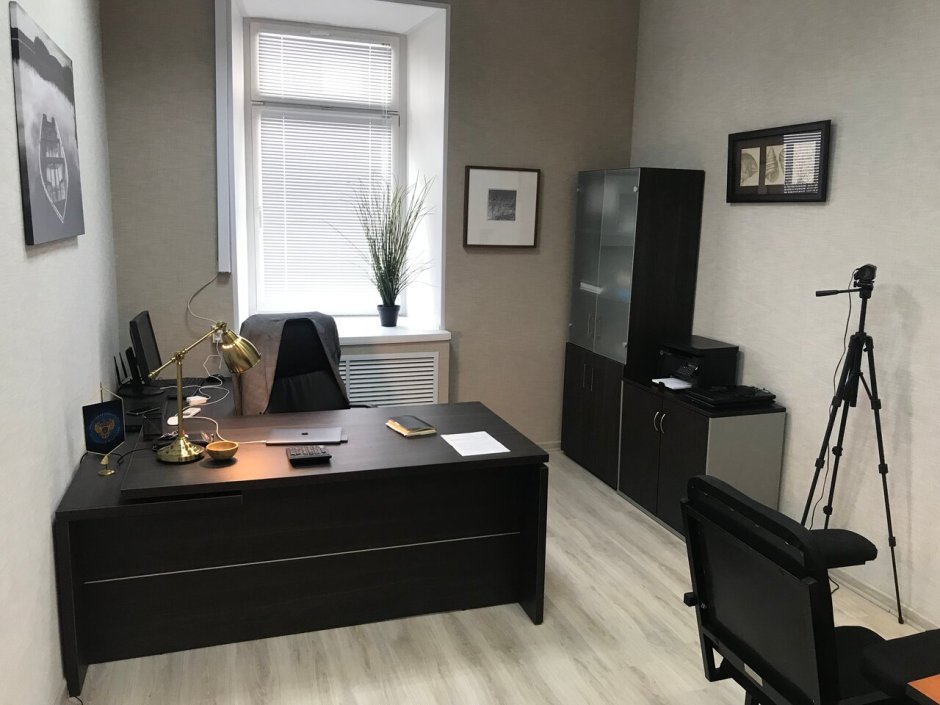 Кабинет следователя стол