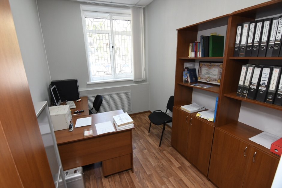 Кабинет следователя стол