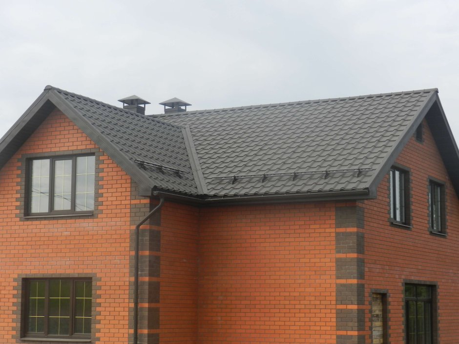 Крыша на кирпичном доме