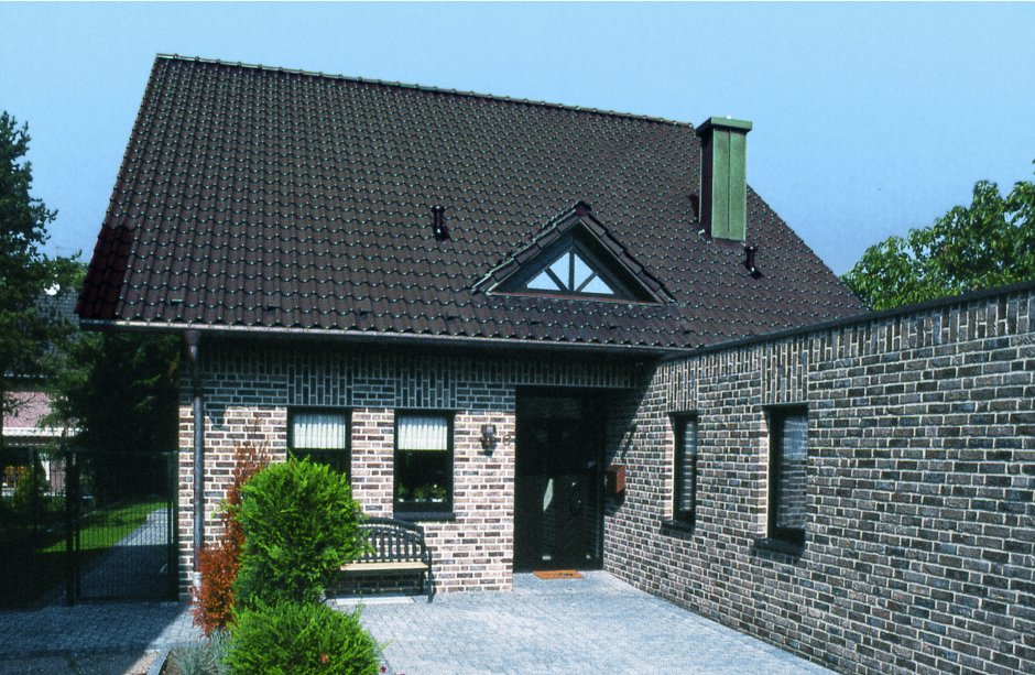 Одноэтажный дом из черного кирпича