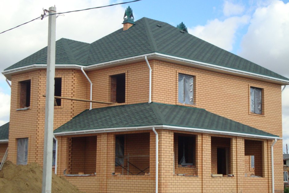 Полувальмовая четырехскатная крыша