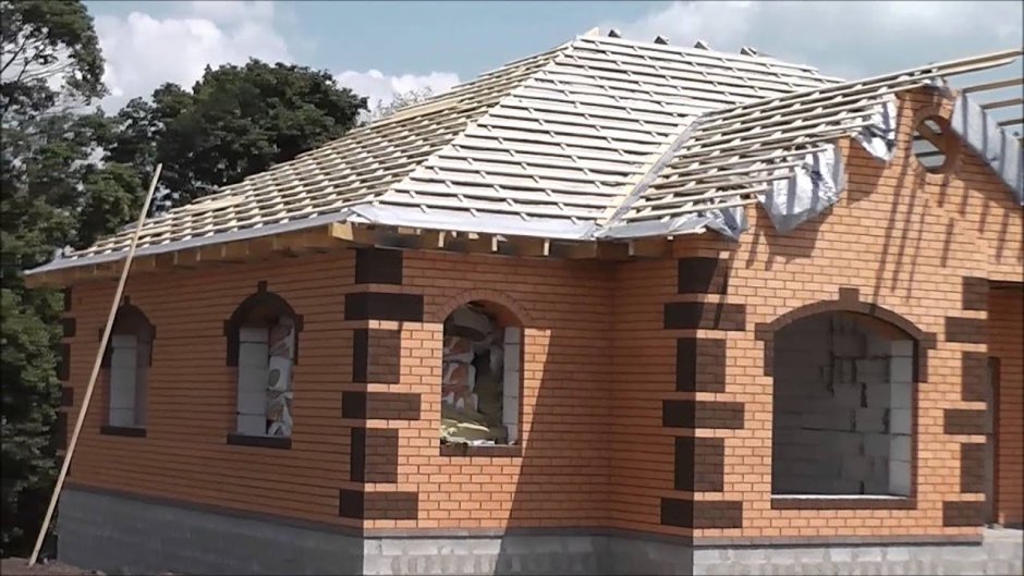 Четырехскатная крыша с фронтоном