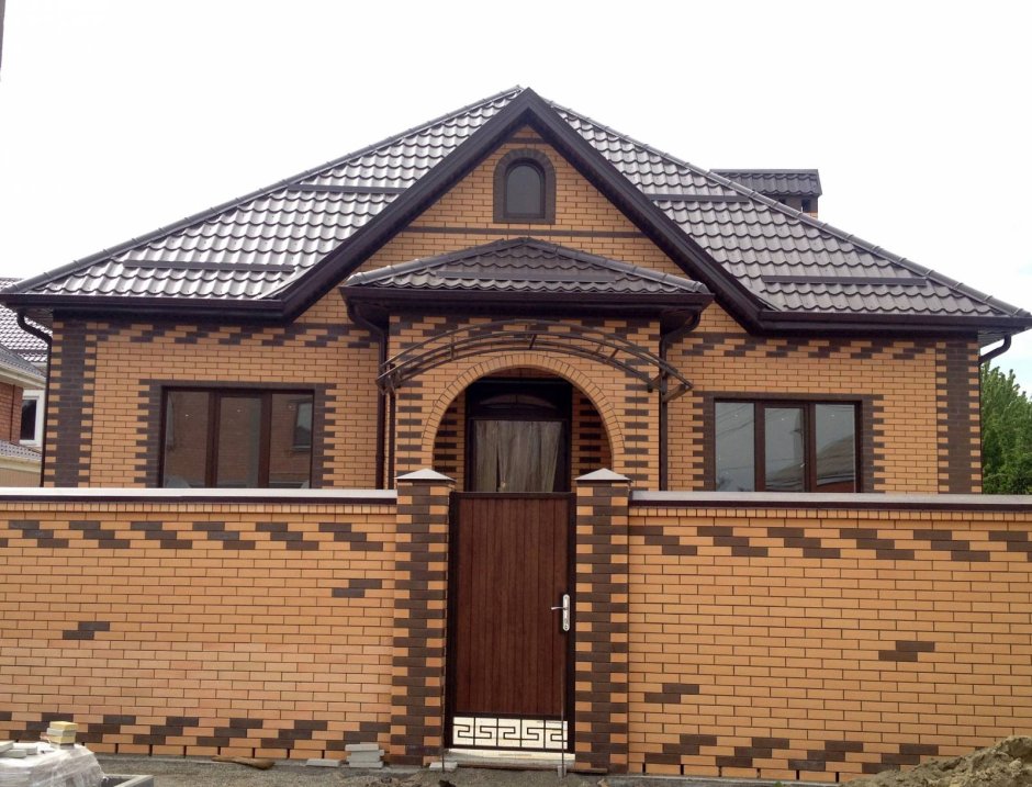 Красивый дом из желтого кирпича