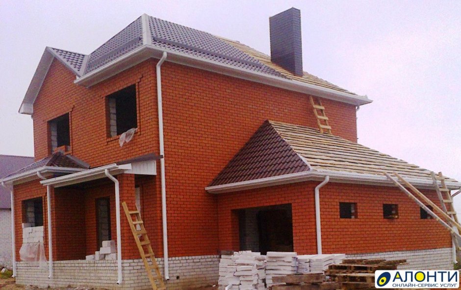 Пристройка к дому из красного кирпича