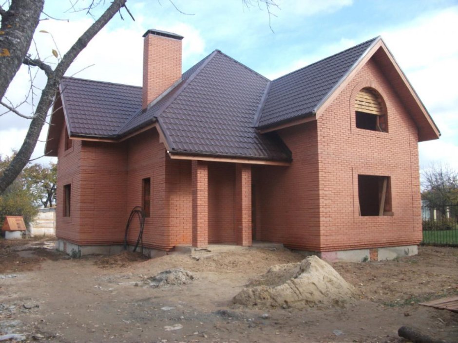 Кирпичный дом стройка