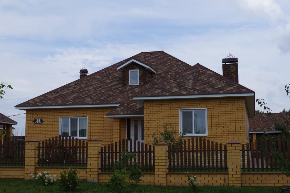 Одноэтажный дом из желтого кирпича