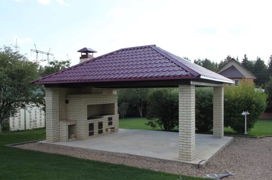 Беседка с четырехскатной крышей и мангалом