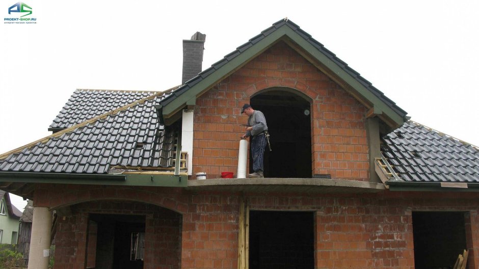 Вальмовая крыша с балконом