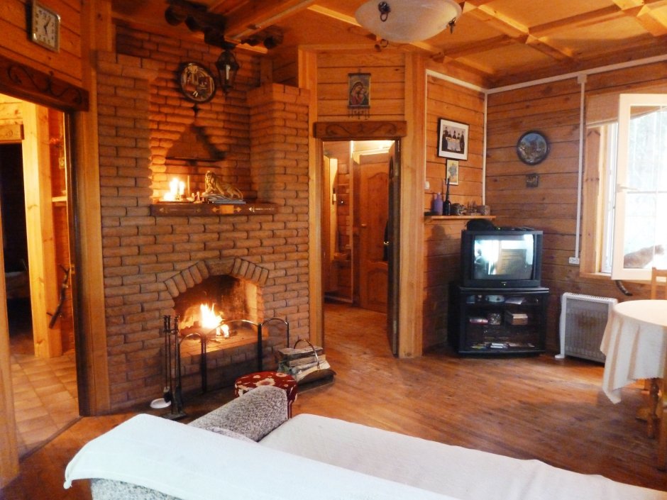 Камин на даче в деревянном доме