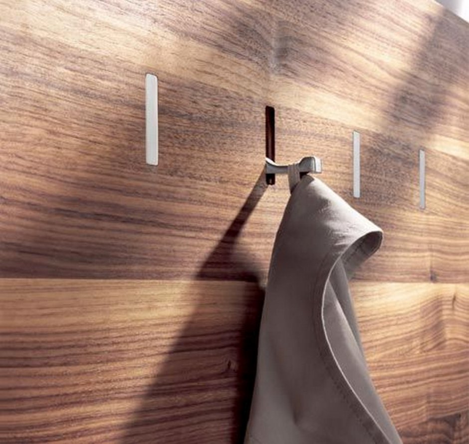 Рейки в прихожей и вешалки