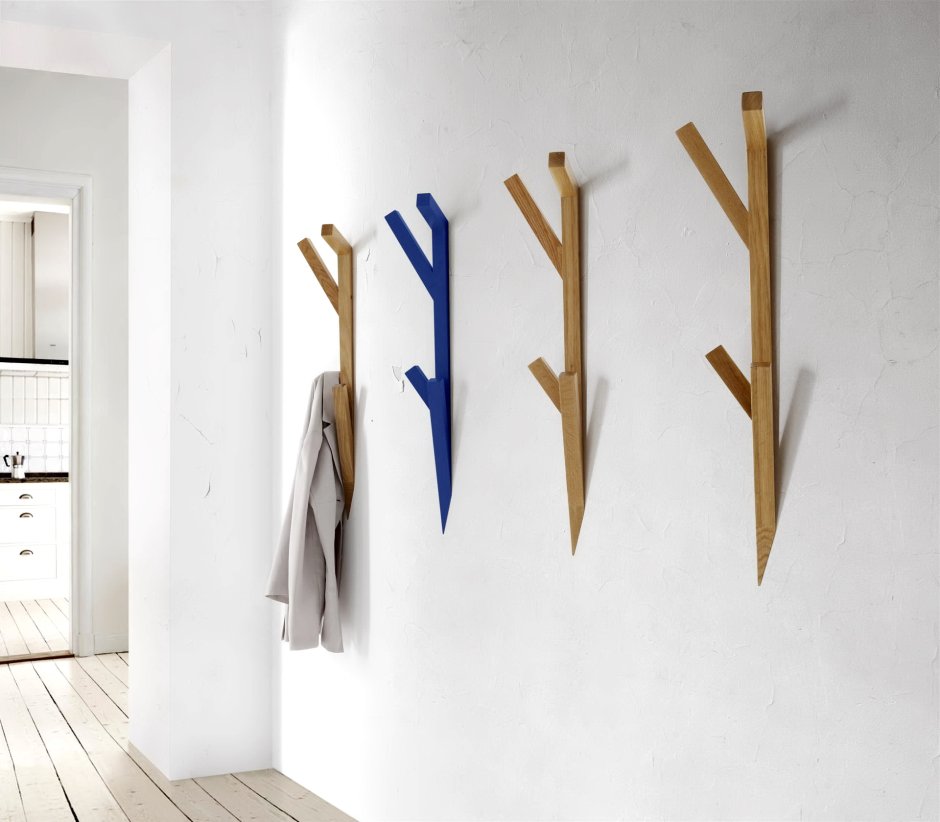 Прихожая с деревянными рейками