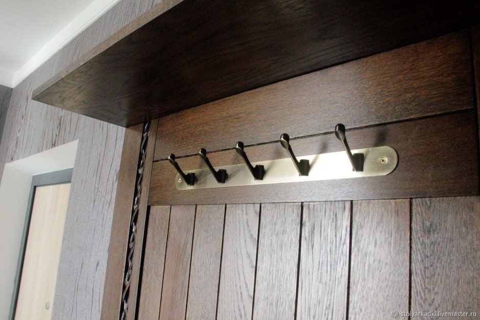 Прихожая с рейками