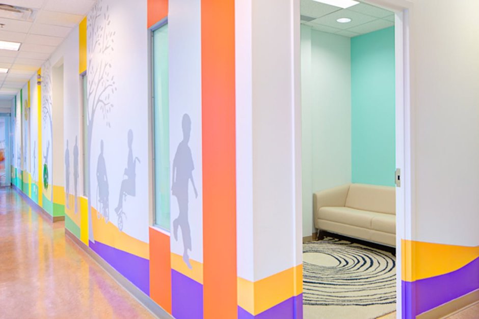 Школьная стена в коридоре