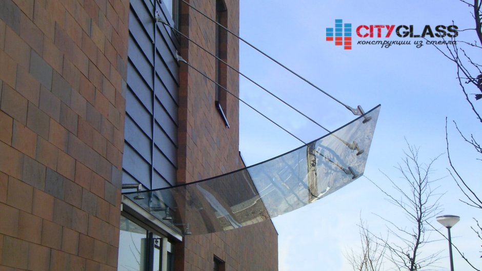 Стеклянный козырек над входом