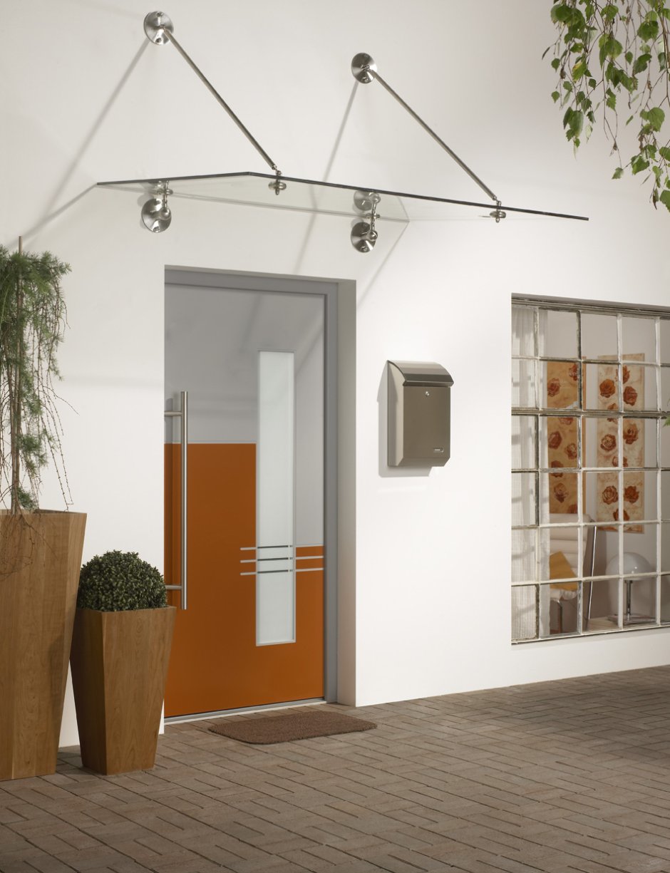 Стеклянный козырек над входом