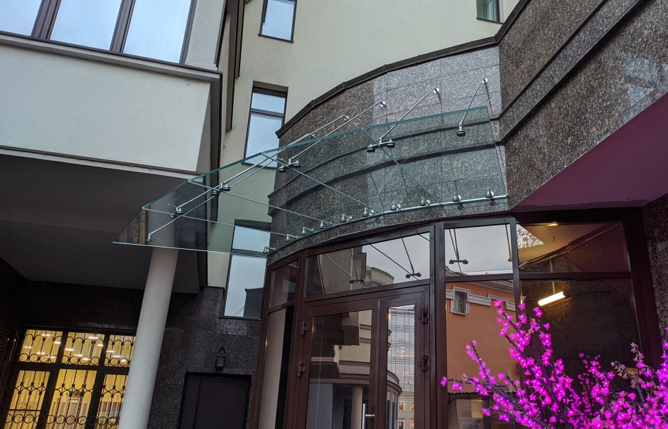 Стеклянные козырьки зимой