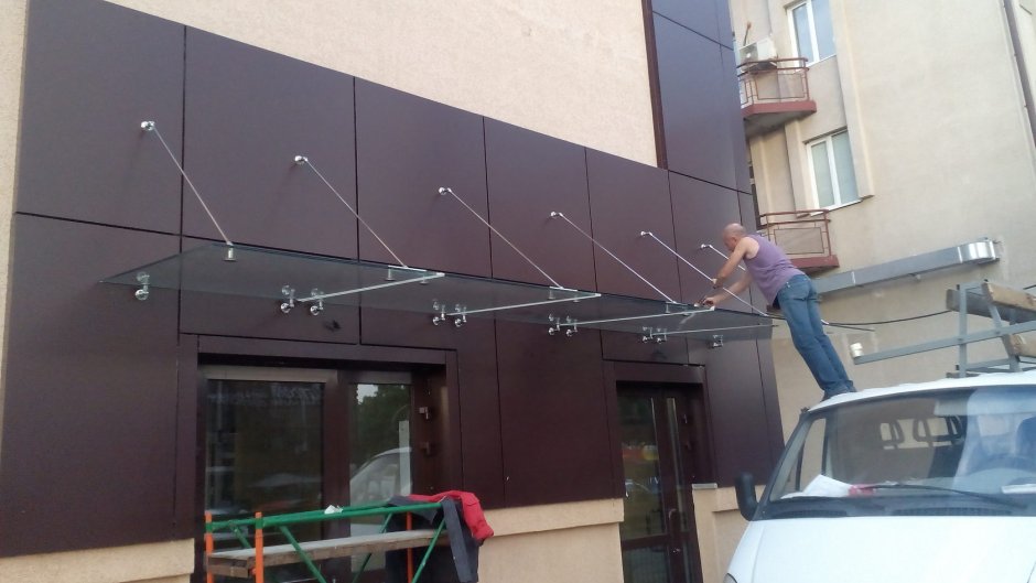 Стеклянный козырек