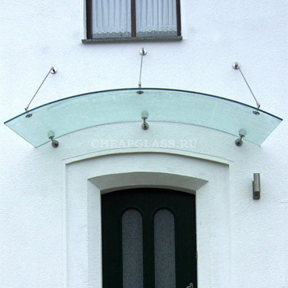Стеклянный козырек над дверью