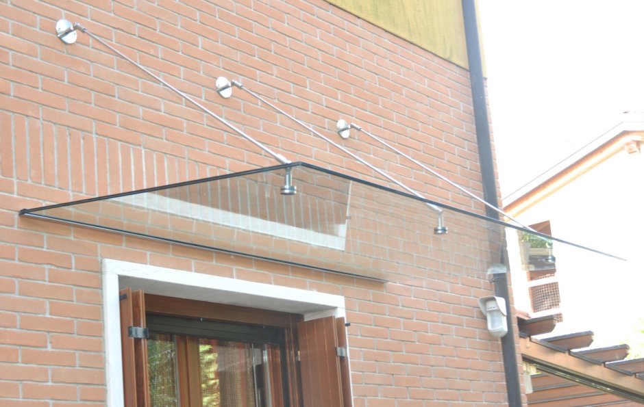 Стеклянный навес над крыльцом