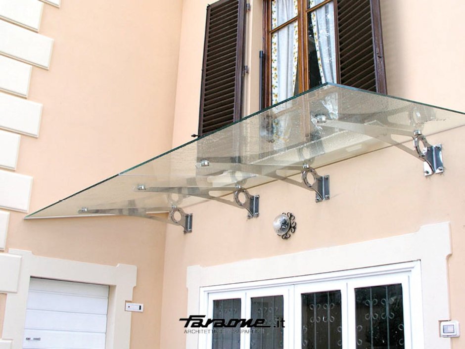 Стеклянный козырек на консолях