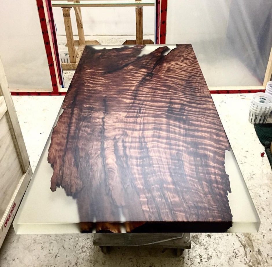 Стол из обожженного дерева и эпоксидной смолы