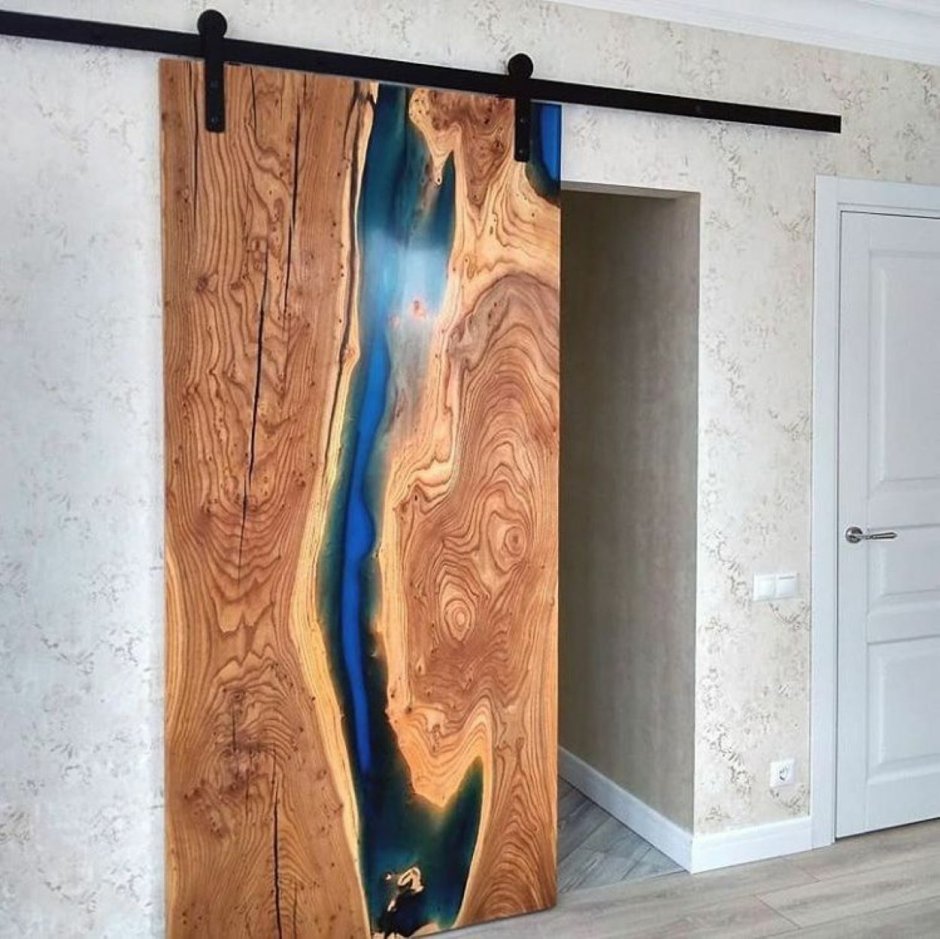 Дверь из слэба дерева