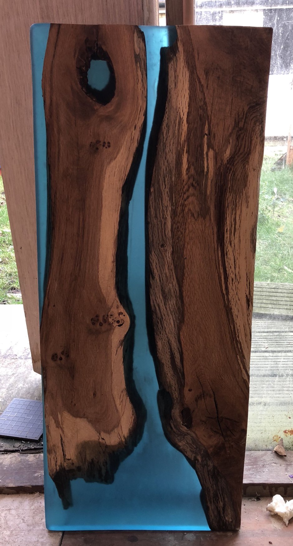 Двери из эпоксидной смолы и дерева