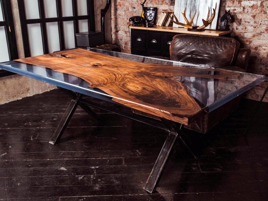 Стол из карагача и эпоксидной смолы