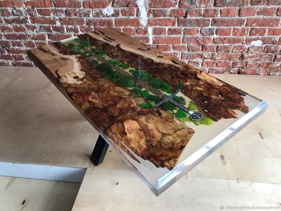Стол из шишек и эпоксидной смолы